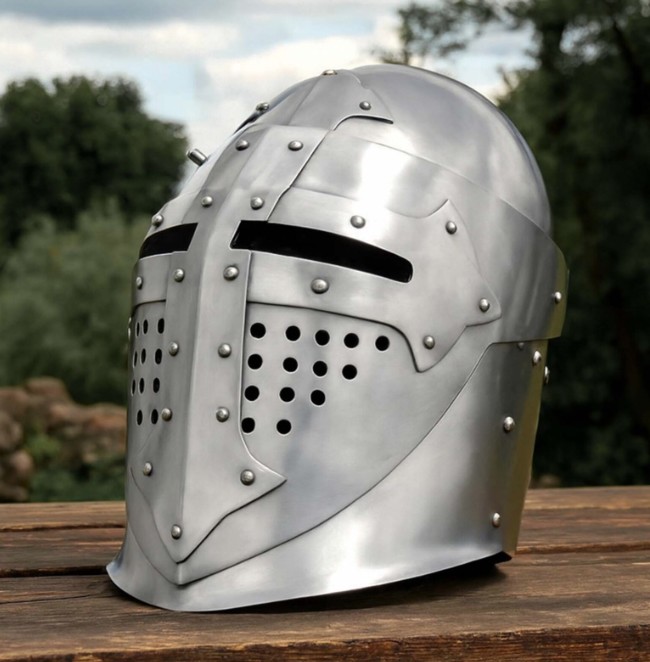 Casque Bacinet à visière XIVe