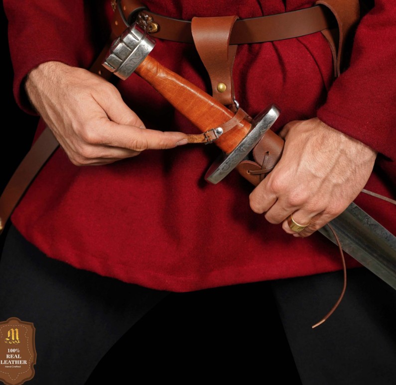 Porte-épée médiéval porté à la ceinture avec épée