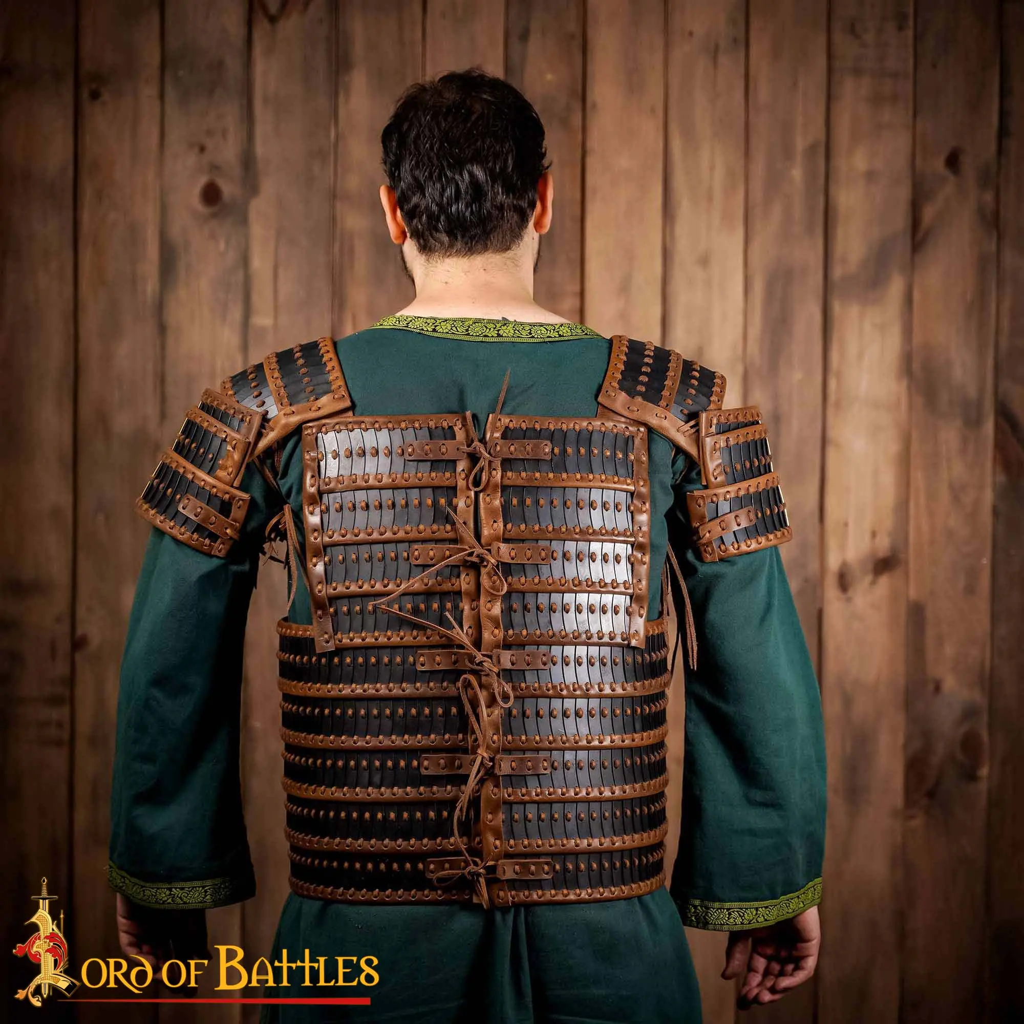 Armure lamellaire La Milar vue de dos - Détail du laçage en cuir et écailles d'acier chevauchées