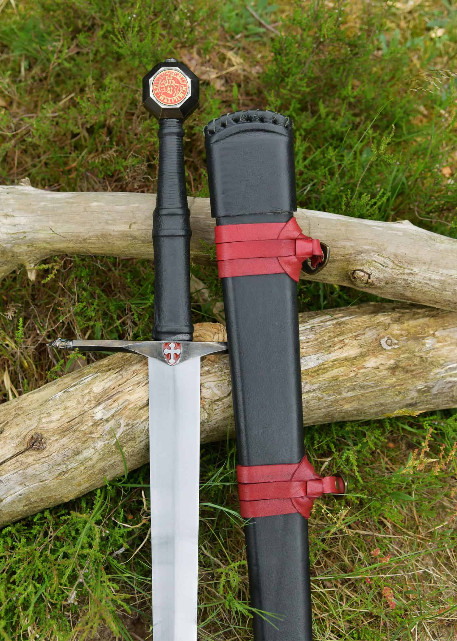 Fourreau en cuir noir avec lanières rouges et boucles en laiton pour épée templière.
