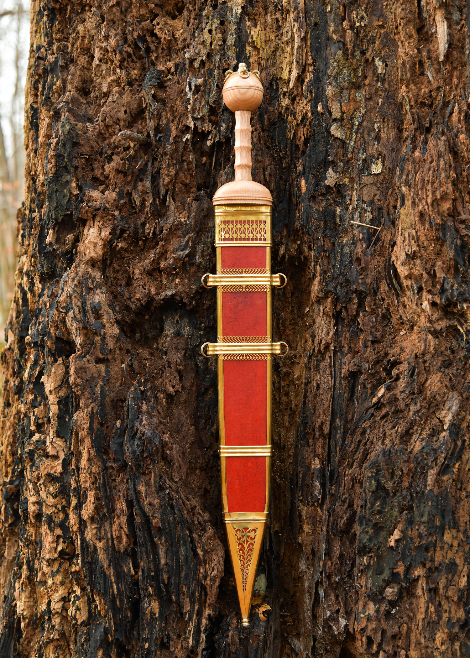 Réplique Gladius Dubravica épée romaine type Mayence dans son fourreau en cuir rouge et lame en acier carbone 1er siècle